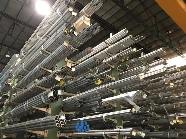 Tubes inox et alliages spéciaux stockés en rayonnage, prêts à l'expédition.