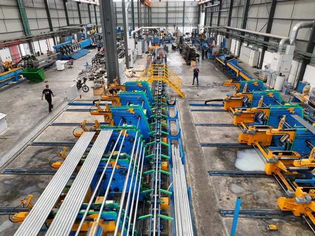 Ligne de production de tubes en usine.